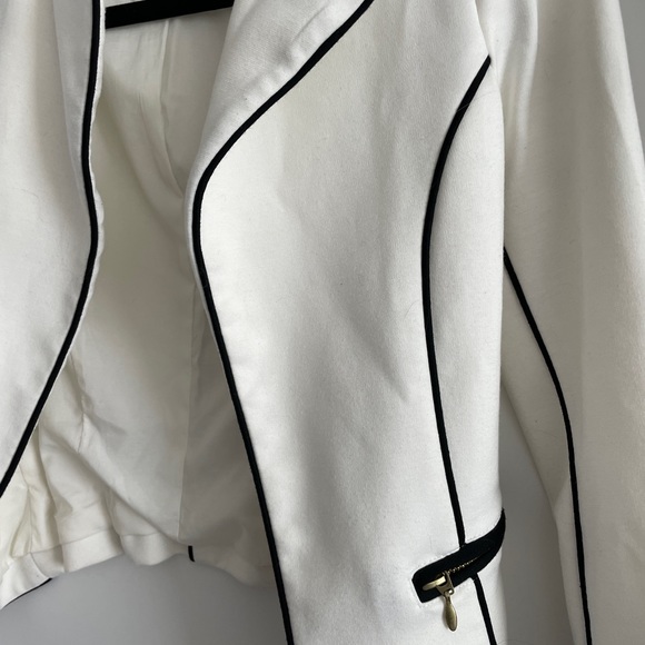 Forever21 size 4 cropped blazer gently worn gold detailing - Picture 2 of 3